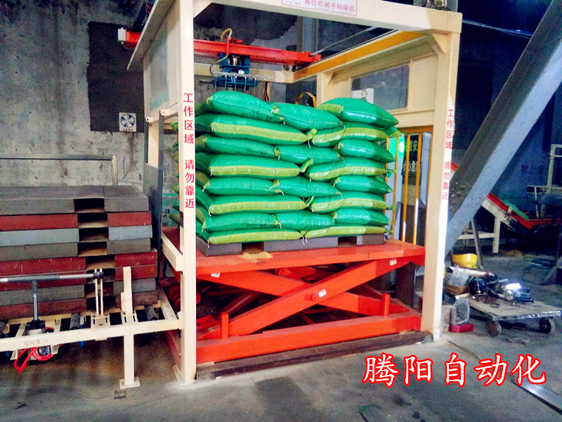 飼料工業(yè)中的全自動(dòng)碼垛機(jī)