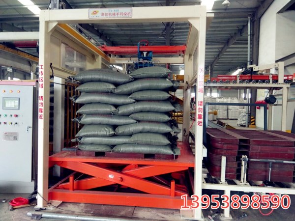 全自動(dòng)碼垛機(jī)與企業(yè)生產(chǎn)線配合進(jìn)行